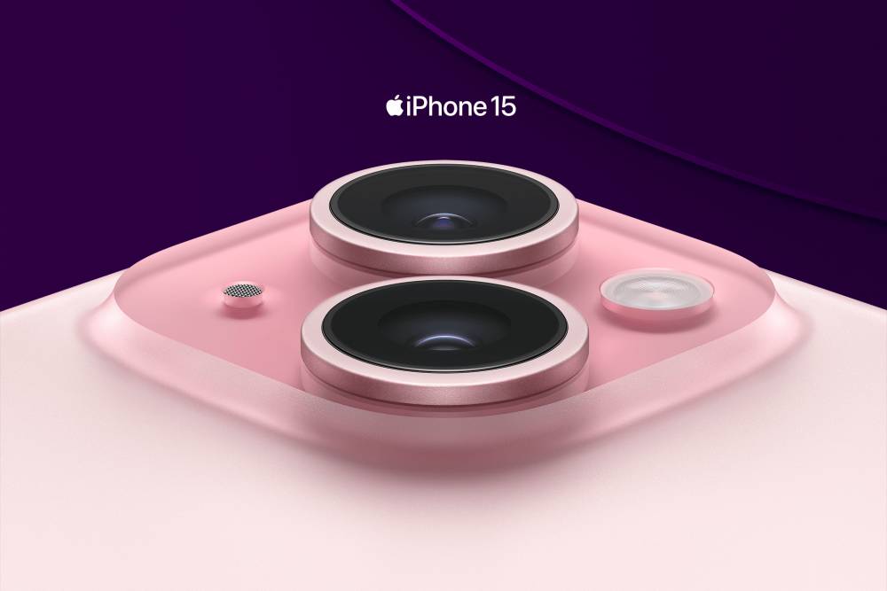 Detaljbild på kameran på iPhone 15 i färgen rosa.